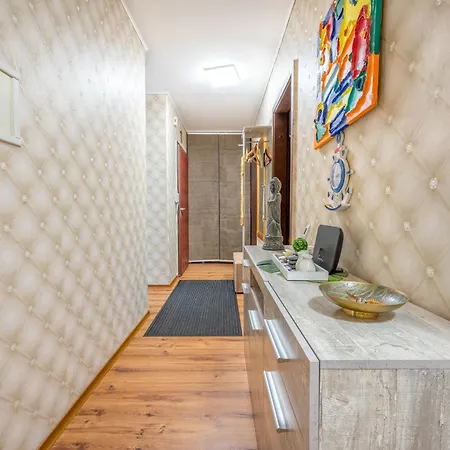 Comfortable 4 In Laatzen Near Trade Fair 아파트